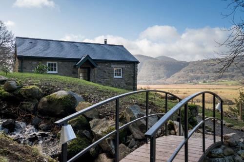 Tal-y-Cafn House | Pet-Friendly Retreat at Minafon: Your Next Getaway Awaits