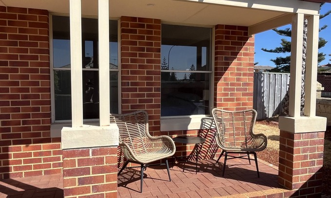 Mindarie House | Family-Friendly Getaway at Mindarie Gardens with Ocean View