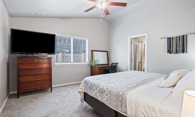 Caldwell House | Mindful Manor, Sleeps 8, BBQ, Covered Patio, K,Q,T