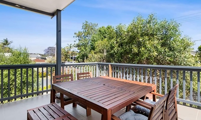 Tomakin House | Cozy Mindil Arch - Steps from the Beach with Ocean Views