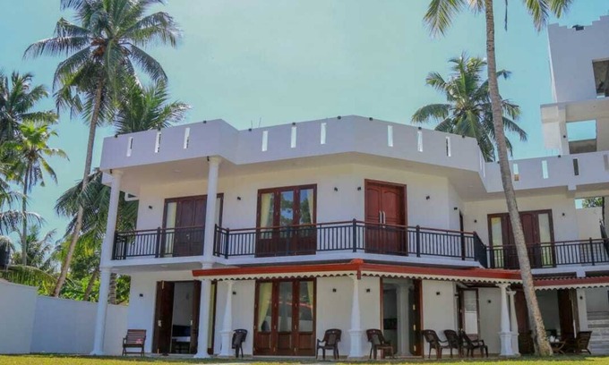 Hikkaduwa Villa | Relax at Mindini Villa - Hikkaduwa with Pool & Breakfast