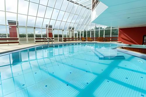 Alto do Capivari House | Relax at MineirINN: Pool, Spa & Mountain Views Await