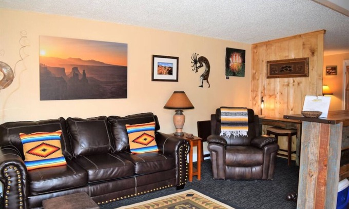 Moab South Valley Cabin | Miner's Cabin: Pet-Friendly Retreat with Lake Views