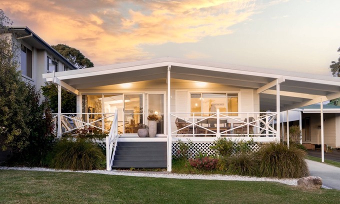 Vincentia House | Cozy Minerva Cottage Jervis Bay - Guest Rated 9.8/10