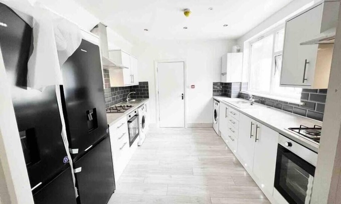Stonebridge House | Minet Gardens - Central Property with Kitchen Amenities