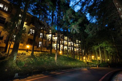 Datong Hotel | Discover Ming Chi Shan Zhuang: Wheelchair Accessible Retreat