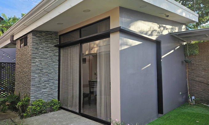 Naranjito Apartment | Economical Haven for Families with Breakfast Included