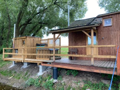 Lipa Cabin | Cozy Mini Chatka with Pond - Perfect for Families & Pets