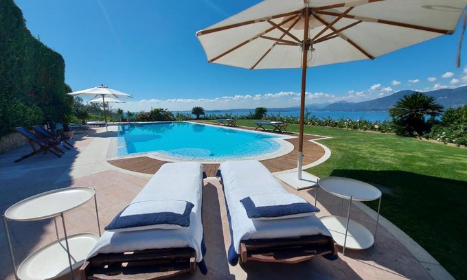Frader House | Elegant Mini di Lusso with Inviting Pool Experience
