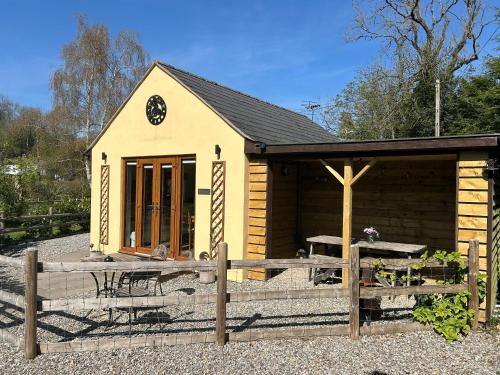 Longford House | Cozy Mini Haven: Enjoy a Pet-Friendly Escape