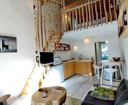 Monnieres House | Budget-Friendly Mini-Loft: Guest Rated 9.7/10, Family Ready