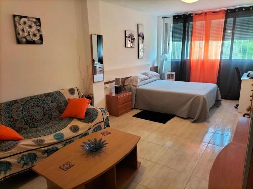 L'Albufereta House | Beachfront Miniloft: Family-Friendly Retreat with Top Ratings