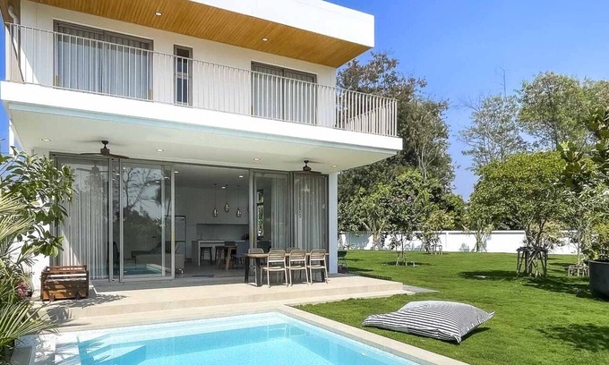 Su Thep Villa | Minimal Luxury Villa HUGE Garden. 10 min to Nimman