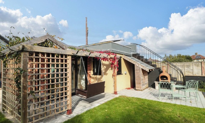 Milton Cottage | MINIME, pet friendly, with a garden in Weston-Super-Mare
