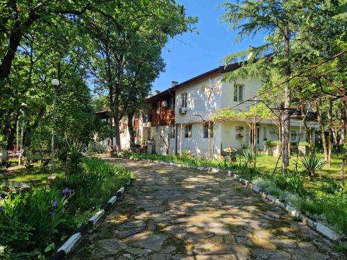 Burgas Cabin | Pet-Friendly Minior: Family Retreat with Kitchen Amenities