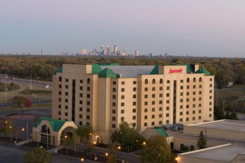 Brooklyn Park Hotel | Inviting Minneapolis Marriott Northwest with Pool & Ocean Views