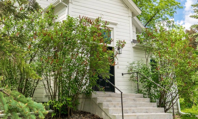 Howard Lake House | MINNeSTAY* Goin' to the Chapel | Historic | Romantic