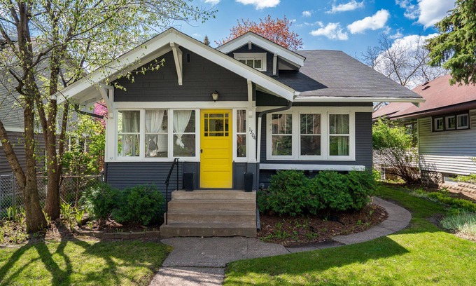Macalester - Groveland House | Discover MINNeSTAY Grand Residence on Grand Ave - 9.8 Rated!