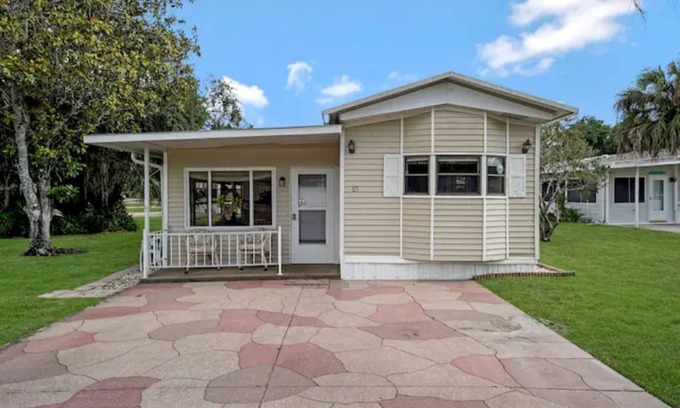 River Ranch House | Experience Minnie Pearl Haven: Spa, Hot Tub & Family-Friendly