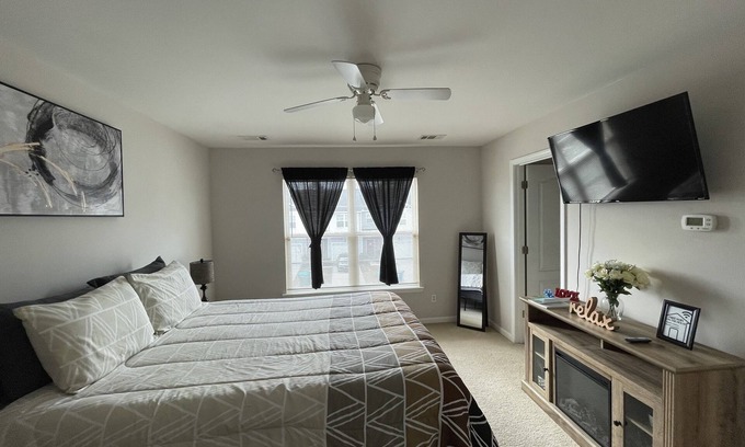 Port Wentworth House | Prime Location: 5-Star Clean Hotel Near Airport & Shopping