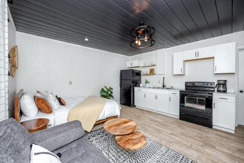 Tarpon Springs House | Family-Friendly Retreat at 39 W Oakwood St, Tarpon Springs
