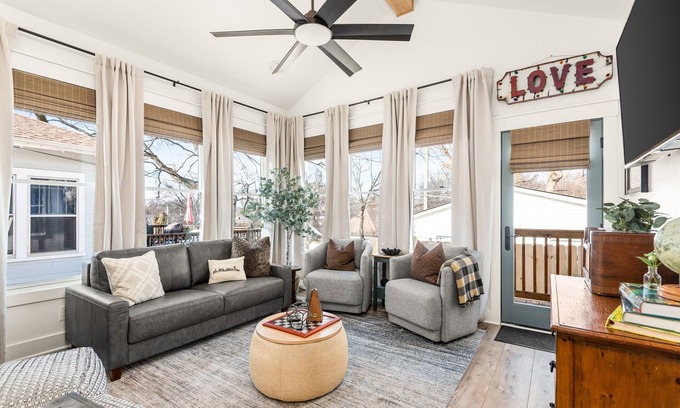 Maxwell House | Ideal Nashville Getaway: Steps from Food, Bars & Downtown
