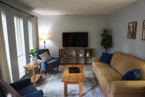 River Mountain House | Convenient Hotel Near River Mountain Park and Dining