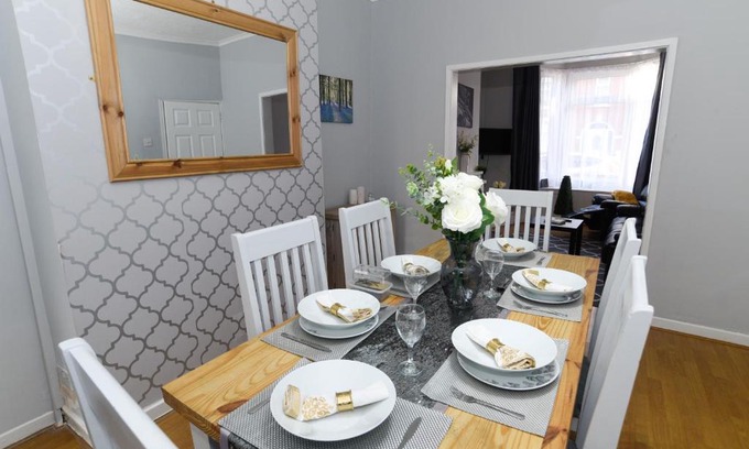 Crewe House | Family-Friendly Stay at Minshull House - 4 Star Comfort