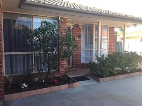 Lavington Apartment | Highly Rated Mint Accommodation with Breakfast & Pet-Friendly