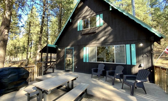 Cascade House | Mint Chip Cabin: Pet-Friendly Retreat with Deck & Fire Pit