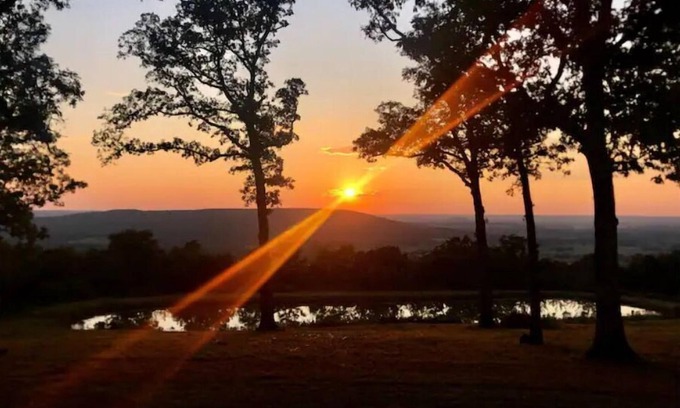 Fayetteville Cabin | Prime Location Near Baum Stadium with Family-Friendly Amenities