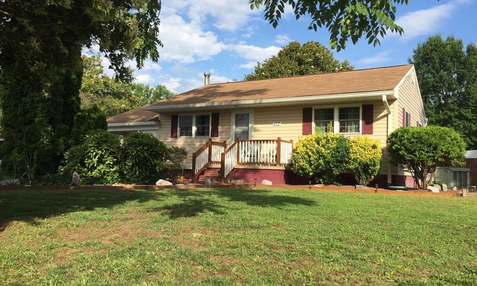 Williamsburg House | Convenient Location Near Busch Gardens and Colonial Williamsburg