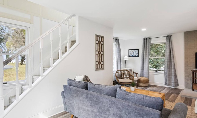 Algonquin House | Discover a Retreat Near Downtown Cambridge with Kayaks & Bikes
