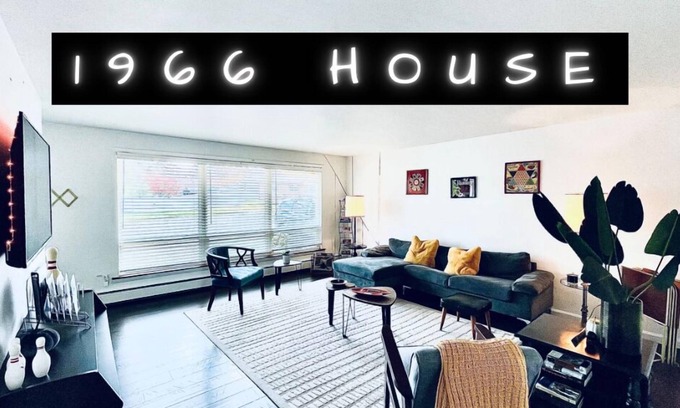 Green Bay House | Unwind Near Lambeau: 5-Bedroom Retreat with Hot Tub