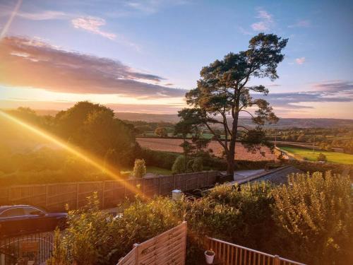 Raymonds Hill Apartment | Spacious Suite with Kitchen and Ocean Views Near Lyme Regis