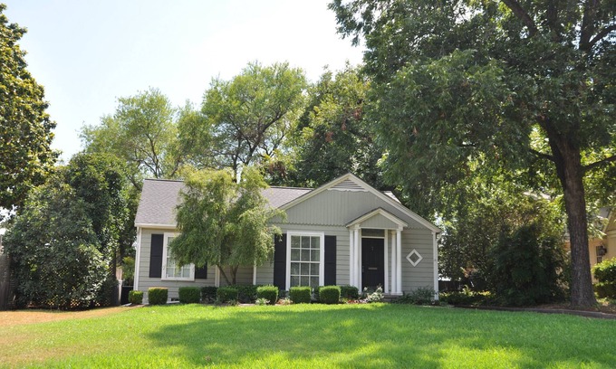 Austin Ave. House | Cozy Retreat Near Magnolia & Baylor with Spa and Hot Tub