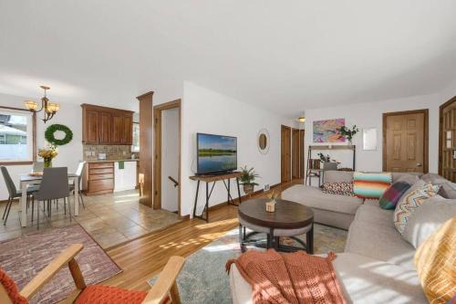 Richfield House | Minutes From MOA MSP Guests Dream Escape