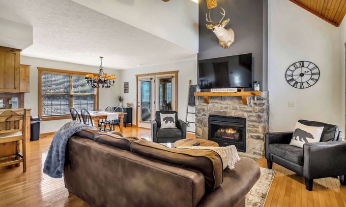 Reeds Spring Cabin | Top Rated Hotel: Scenic Views & Premier Amenities Near SDC