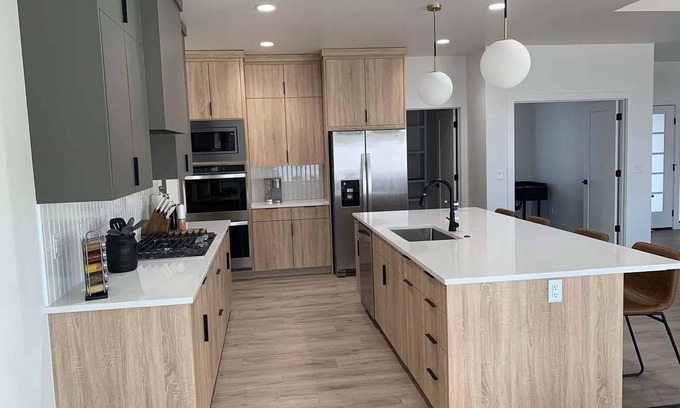 Kimberly House | Ideal Family Retreat Near Shoshone Falls with Lake Views