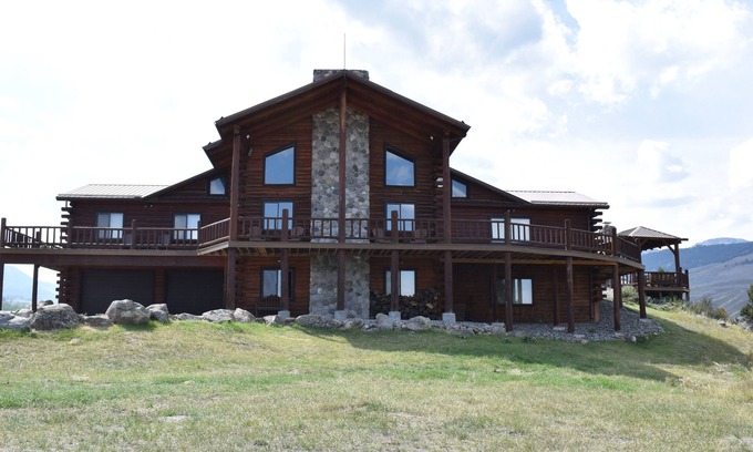 Emigrant Cabin | Discover Comfort Minutes from Yellowstone with Pool & Ocean View