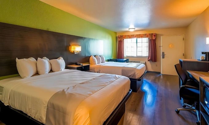 Sweet Home House | Convenient Stay Near Yoakum Heritage Museum with Free Breakfast