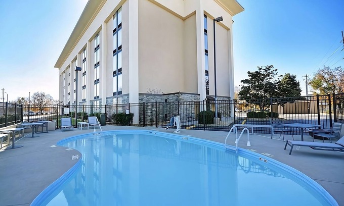 Athens Hotel | Convenient Hotel Near Athens-Ben Epps Airport with Pool