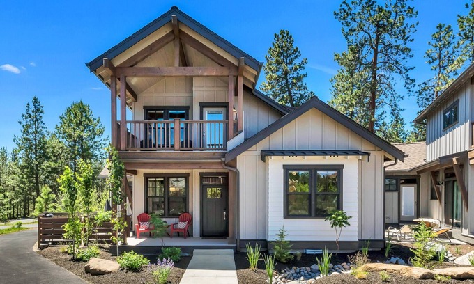 Century West House | Idyllic Retreat Near Deschutes River Trail with Hot Tub!