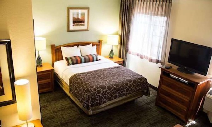 Las Colinas Resort | Convenient Stay: Close to Grapevine Convention & Pool Access