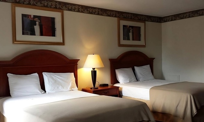 Campbelltown Hotel | Convenient Location Near Hershey Theatre with Pool Access