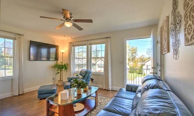 Johnson City House | Convenient Access to Attractions Near JCMC & ETSU