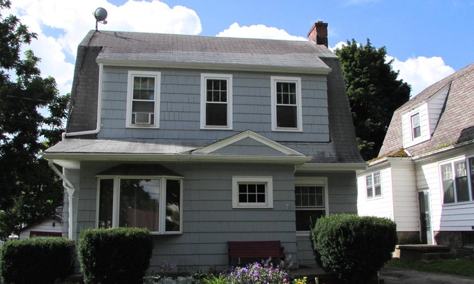 Niagara Falls House | Ideal Location Near Niagara Falls State Park & Pet Friendly