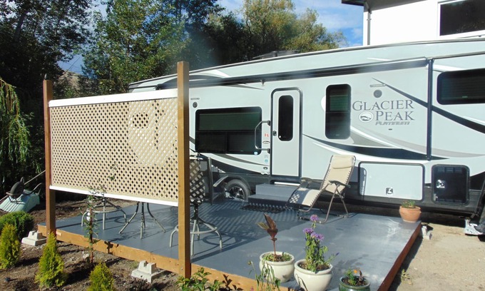 Okanagan-Similkameen House | Prime Location Minutes from Okanagan Lake with Spa Access