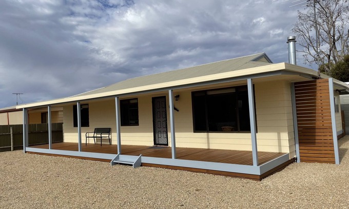 Minlacowie House | Beachside Retreat: Modern Style & 10/10 Guest Rating