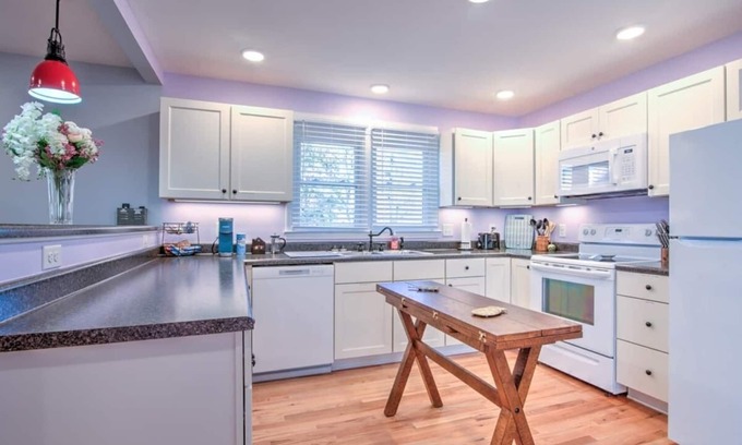 Sullivan County House | Minutes to the iconic State Street & King University. Local park in back yard!